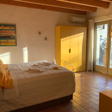 L'Isolo B&B E Case Vacanza Монцамбано Экстерьер фото